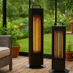 Två svarta, upprättstående element ger eco heat i en inglasad veranda med korgmöbler och växter.