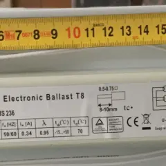 En elektronisk ballast, Practic Line EF-E PLUS 236, med en mätsticka som visar 20 cm.
