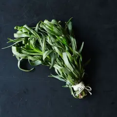 En knippe färska örter med långa, smala blad, som en krydda som smakar lakrits.