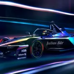 En futuristisk Formel E-bil, med texten "Julius Bär" och "ABB", susar fram i neonljus. F1 frön för framtiden.