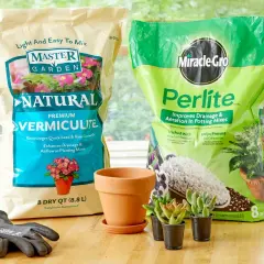 Två påsar jordförbättring, en med "Natural Premium Vermiculite" och en med "Perlite", redo att köpa för din trädgård.