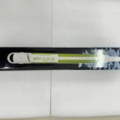 En vit ec mätare, CF ECO stick, ligger i sin svarta förpackning med gröna markeringar och bladmotiv.