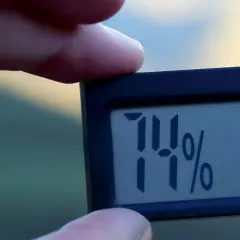 En digital hygrometer visar 74% luftfuktighet inomhus.