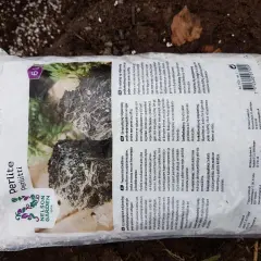 En påse med perlite, ett vulkaniskt material som gör jorden porösare och luftigare. Perfekt för växternas rötter.