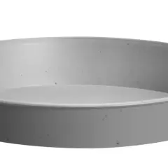 Grått krukfat i plast, perfekt för att samla upp överflödigt vatten från krukor.