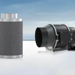 Kolfilter och fläkt med kontrollpanel, delar av ett ventilationssystem.