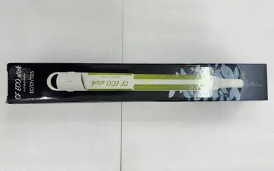 En vit ec mätare, CF ECO stick, ligger i sin svarta förpackning med gröna markeringar och bladmotiv.