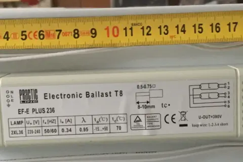 En elektronisk ballast, Practic Line EF-E PLUS 236, med en mätsticka som visar 20 cm.