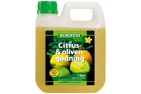 En flaska med citrusnäring från Hornum, med bilder på citroner och apelsiner. Ger friska blad och fina frukter.