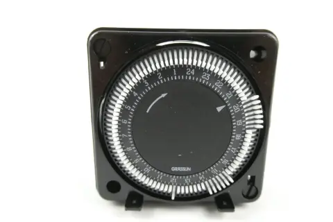 En svart mekanisk grässlin timer med en urtavla som visar 24 timmar. Perfekt för att styra belysning eller andra apparater.