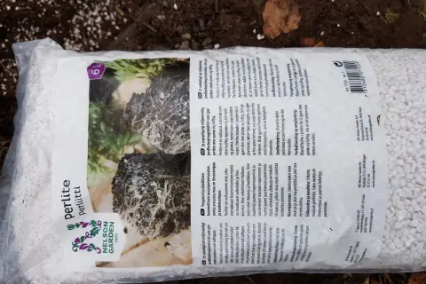 En påse med perlite, ett vulkaniskt material som gör jorden porösare och luftigare. Perfekt för växternas rötter.