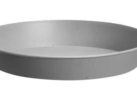 Grått krukfat i plast, perfekt för att samla upp överflödigt vatten från krukor.