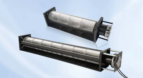 Två fläktar med metalliskt ventilationsnät, redo att ge effektiv luftcirkulation.