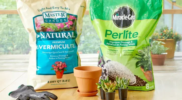 Två påsar jordförbättring, en med "Natural Premium Vermiculite" och en med "Perlite", redo att köpa för din trädgård.