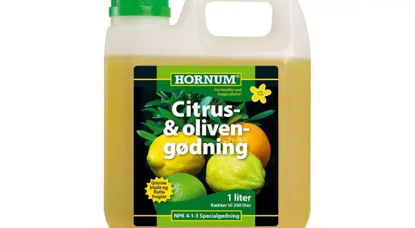 En flaska med citrusnäring från Hornum, med bilder på citroner och apelsiner. Ger friska blad och fina frukter.