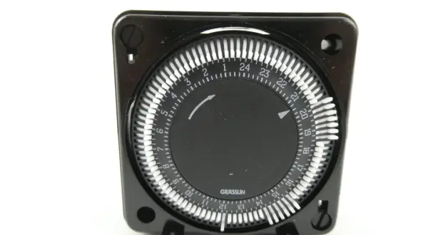 En svart mekanisk grässlin timer med en urtavla som visar 24 timmar. Perfekt för att styra belysning eller andra apparater.
