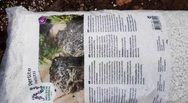 En påse med perlite, ett vulkaniskt material som gör jorden porösare och luftigare. Perfekt för växternas rötter.