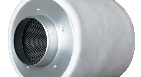 Cylindriskt kolfilter med metallände och perforerad insida.