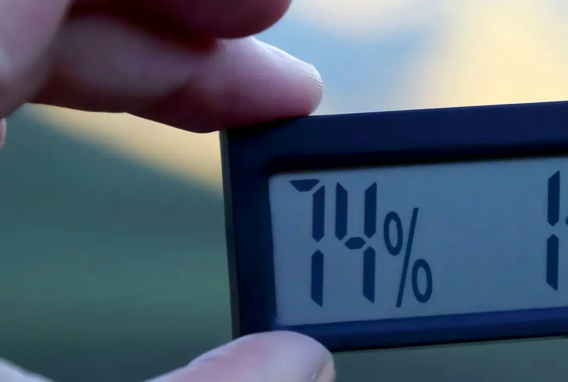 En digital hygrometer visar 74% luftfuktighet inomhus.